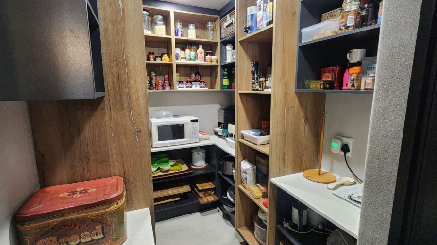 5 Bedroom Property for Sale in Safari Gardens North West